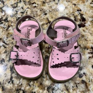 Size 4 baby pink Footmates sandals